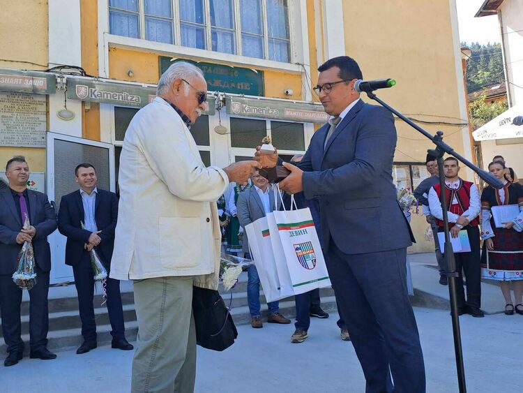 Откриха с пита и мед реновирания площад в Настан 