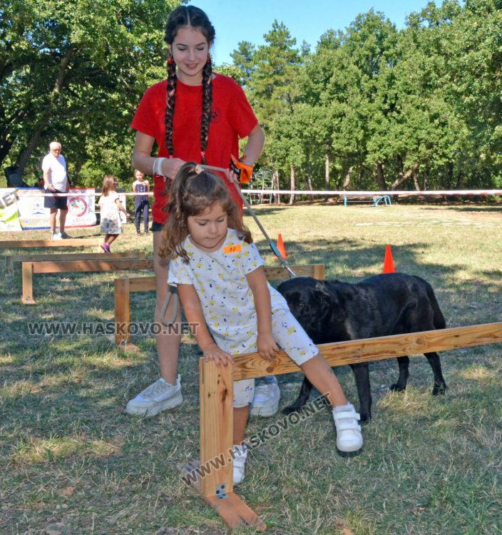 Деца и четириногите им  любимци се забавляваха на „Кенана“