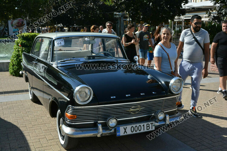 Ретро красавици събраха очите на малки и големи на пл. „Свобода“
