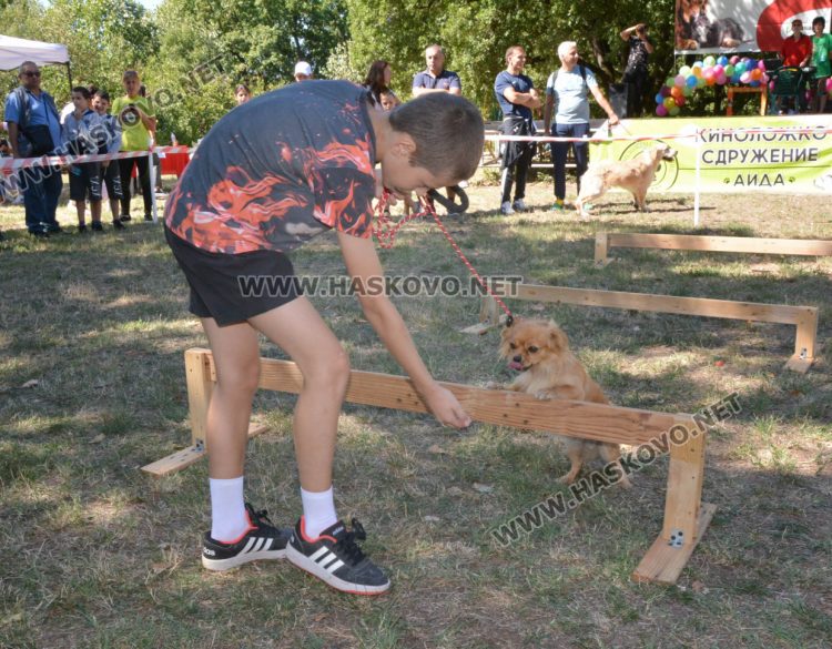 Деца и четириногите им  любимци се забавляваха на „Кенана“