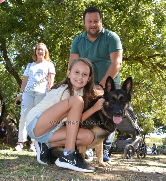 Деца и четириногите им  любимци се забавляваха на „Кенана“