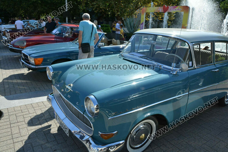 Ретро красавици събраха очите на малки и големи на пл. „Свобода“