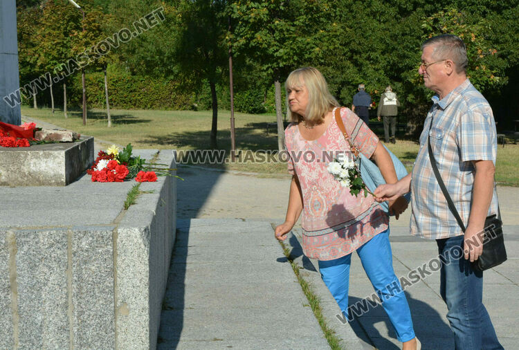 БСП-Хасково отбеляза 9 септември с поднасяне на цветя