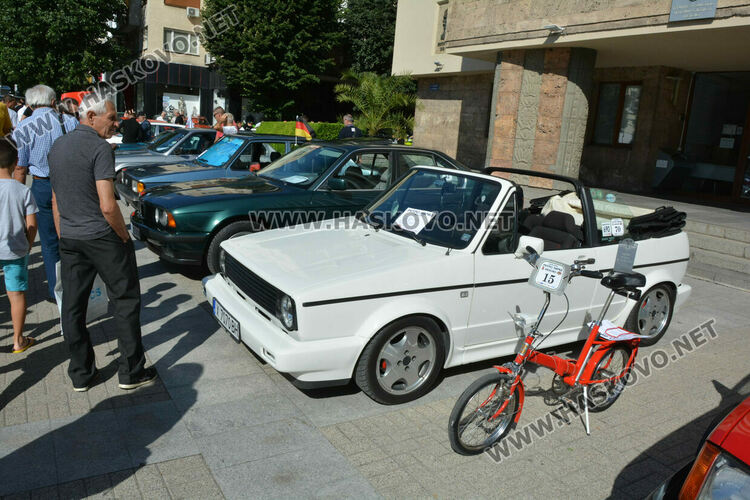 Ретро красавици събраха очите на малки и големи на пл. „Свобода“