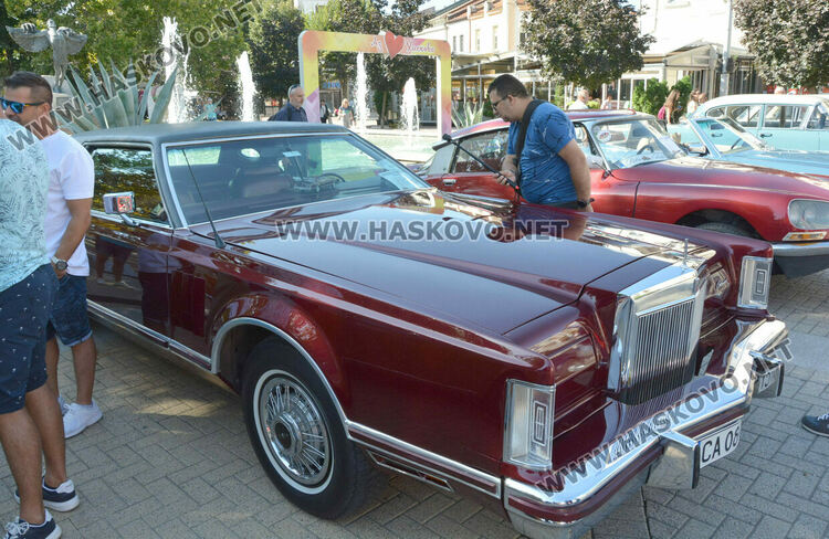 Ретро красавици събраха очите на малки и големи на пл. „Свобода“