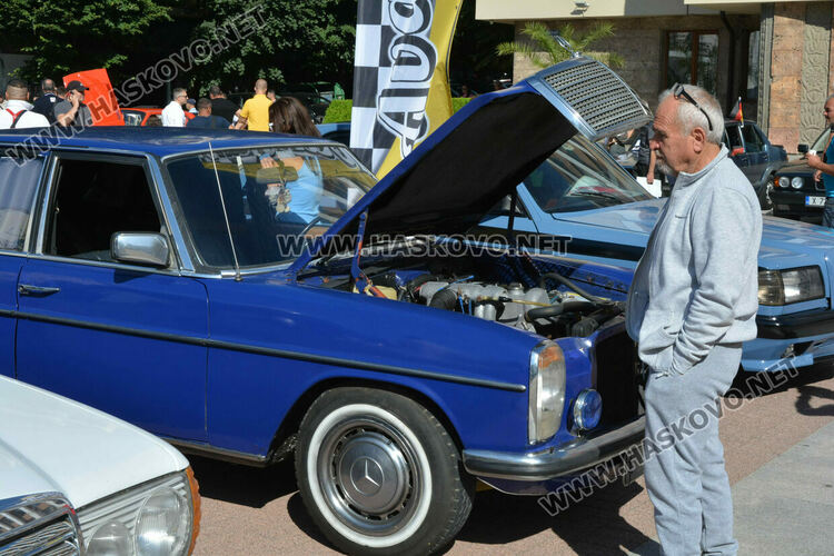 Ретро красавици събраха очите на малки и големи на пл. „Свобода“