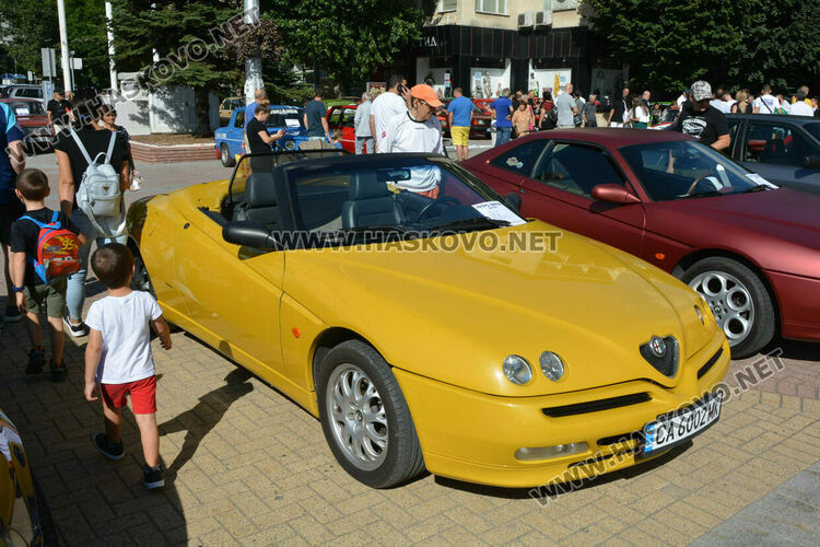 Ретро красавици събраха очите на малки и големи на пл. „Свобода“