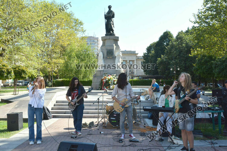 Ретро красавици събраха очите на малки и големи на пл. „Свобода“