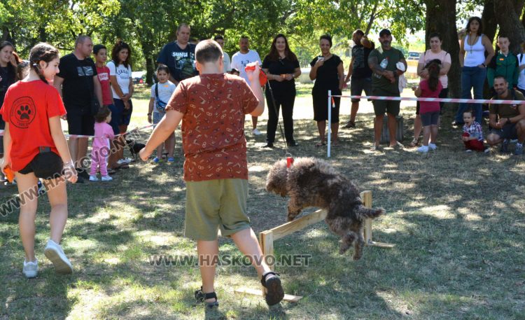 Деца и четириногите им  любимци се забавляваха на „Кенана“