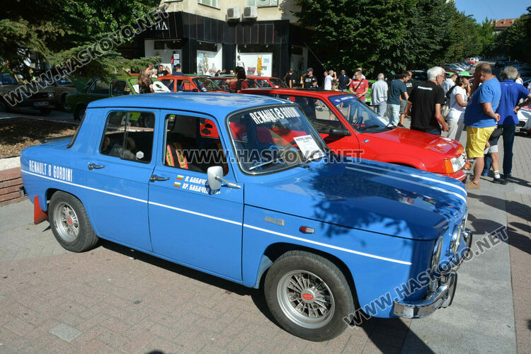 Ретро красавици събраха очите на малки и големи на пл. „Свобода“