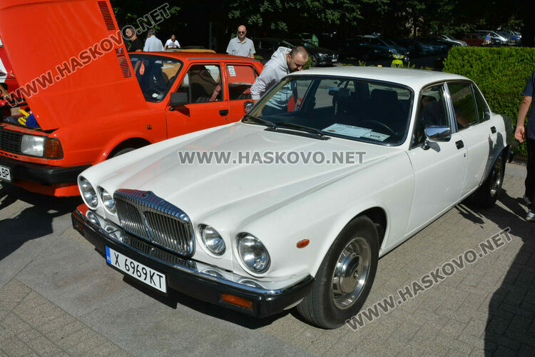 Ретро красавици събраха очите на малки и големи на пл. „Свобода“