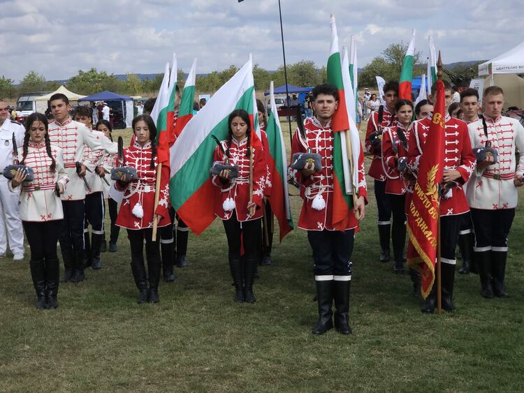 Гвардейците от ЕГ &bdquo;Христо Ботев&ldquo; взеха участие в културно-историческия спектакъл &bdquo;Българската армия &ndash; от Аспарух до наши дни&ldquo;