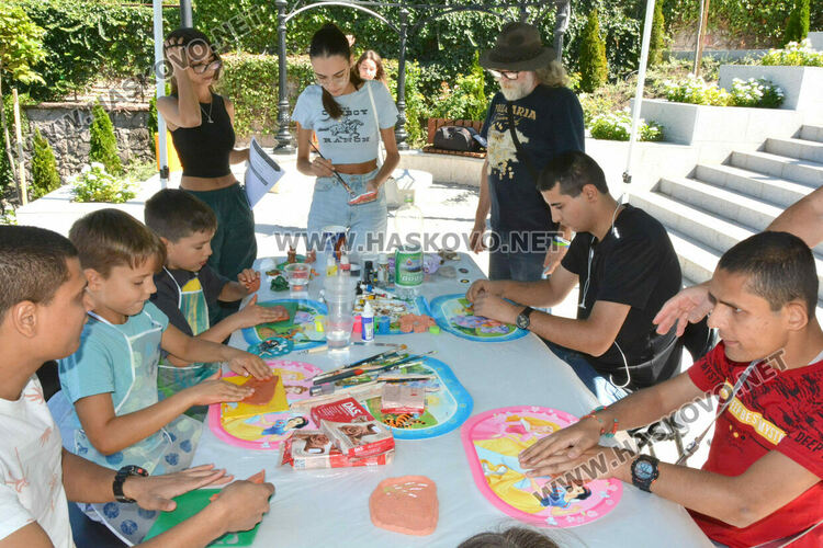 Седем арт работилнички предизвикаха малки и големи да творят