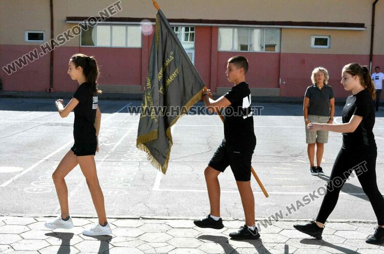 ОУ „Климент Охридски“ отвори врати за първокласници
