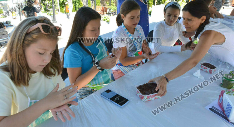 Седем арт работилнички предизвикаха малки и големи да творят