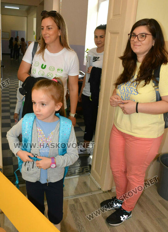 ОУ „Климент Охридски“ отвори врати за първокласници