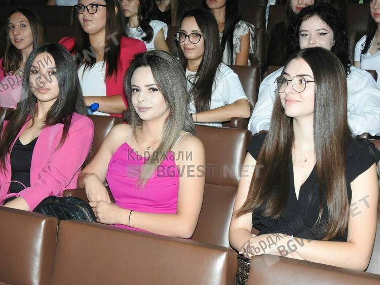 Филиалът на Пловдивския университет в Кърджали откри академичната учебна година със собствен химн и над 450 студенти