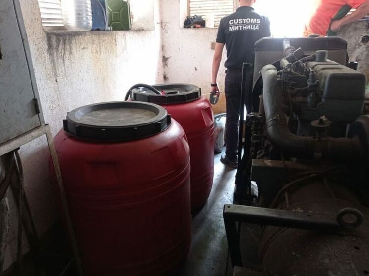 Тонове нелегални моторни масла, дизел и добавки за бензин задържани при акции на Митниците