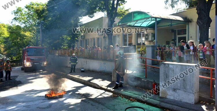 Евакуираха деца от детска градина и демонстрираха гасене на пожар