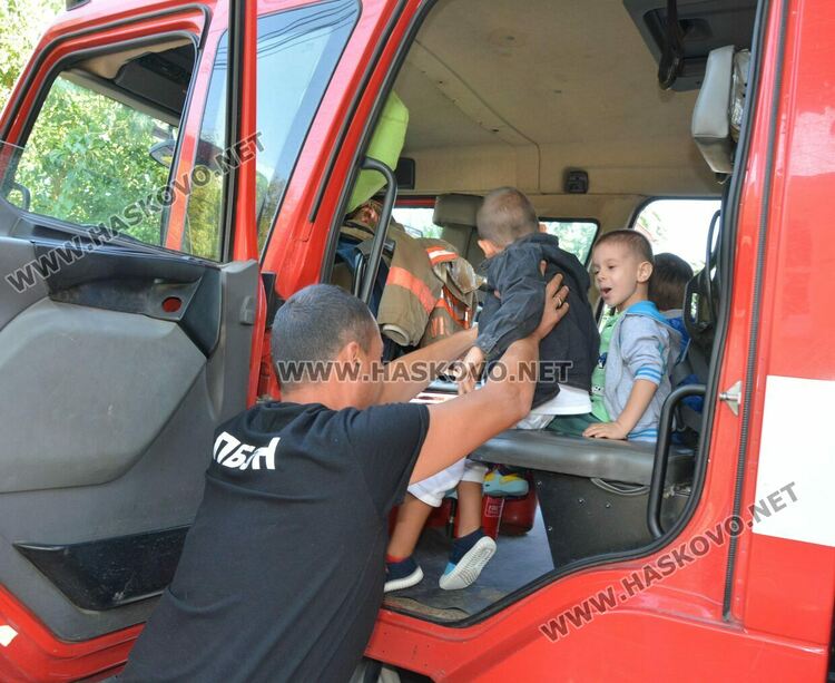 Евакуираха деца от детска градина и демонстрираха гасене на пожар