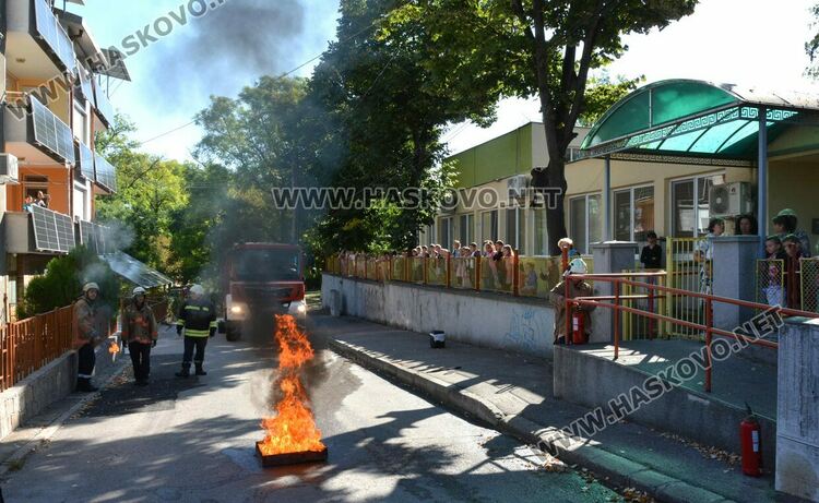 Евакуираха деца от детска градина и демонстрираха гасене на пожар