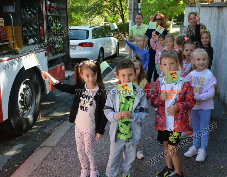 Евакуираха деца от детска градина и демонстрираха гасене на пожар