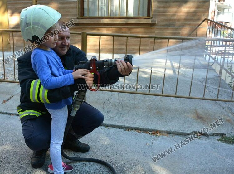 Евакуираха деца от детска градина и демонстрираха гасене на пожар
