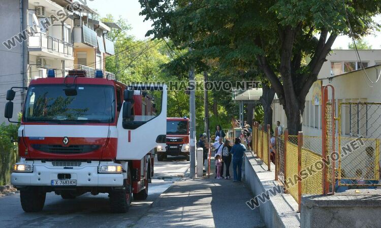 Евакуираха деца от детска градина и демонстрираха гасене на пожар