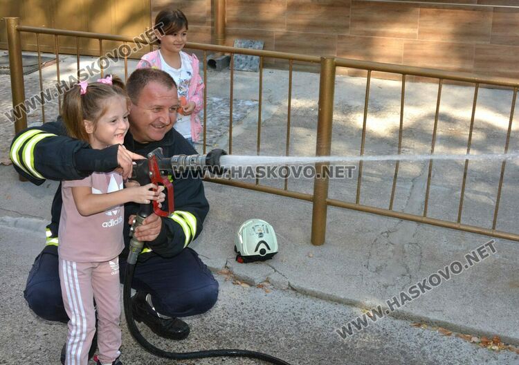 Евакуираха деца от детска градина и демонстрираха гасене на пожар