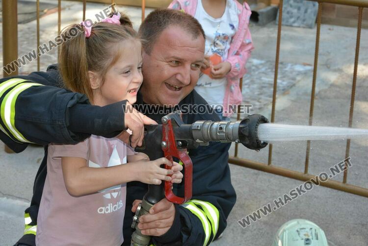 Евакуираха деца от детска градина и демонстрираха гасене на пожар