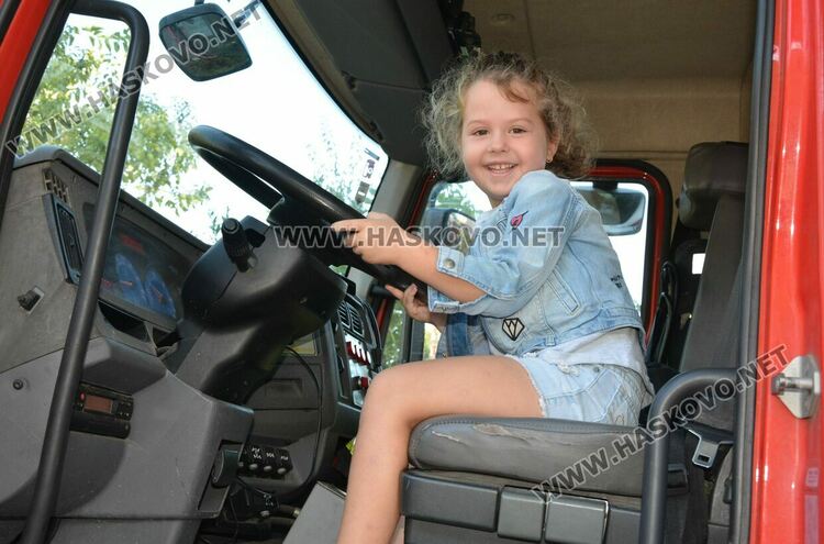 Евакуираха деца от детска градина и демонстрираха гасене на пожар