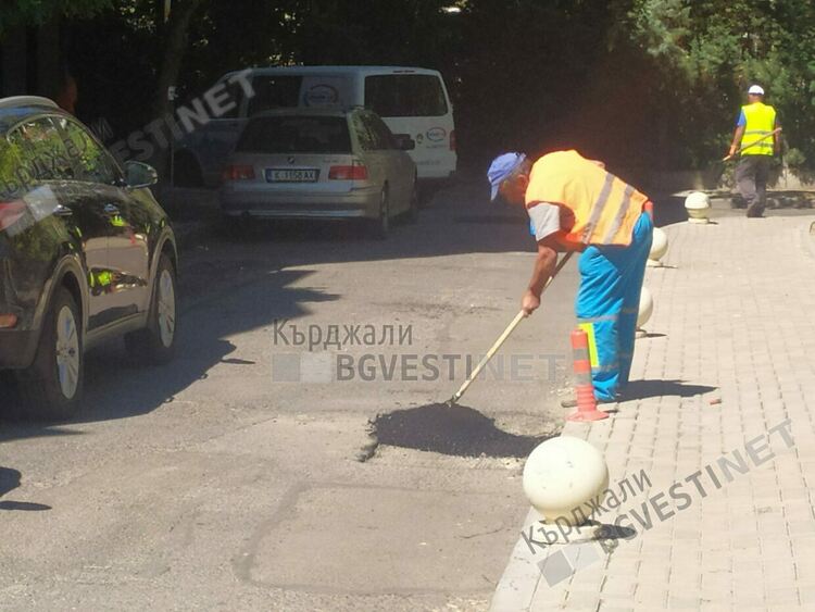 Започна есенното изкърпване на дупките по улиците в Кърджали