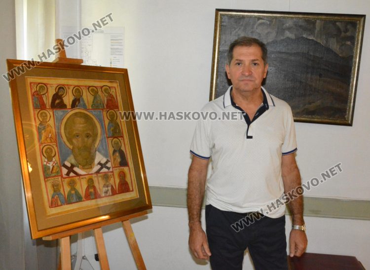 Хубен Стефанов пред едно от платната на Шаренков