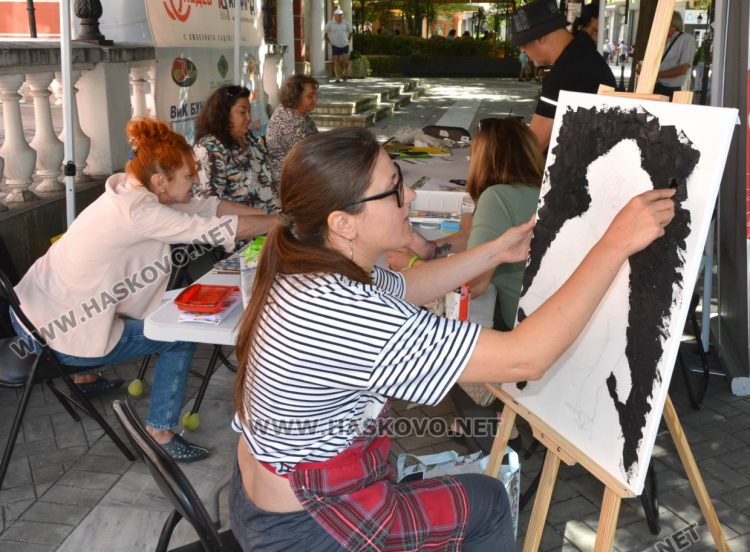 Утвърдени и млади художници заедно рисуват портрети на пленер в центъра на Хасково