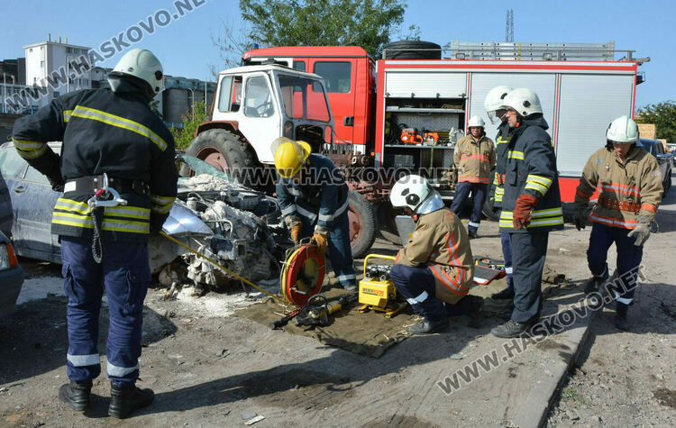 Пожарникари демонстрираха спасяване на пострадал при катастрофа, осигуриха им психолог