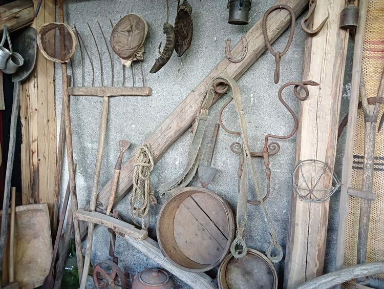 До ракиения казан Кольо Петров създава етнографска сбирка