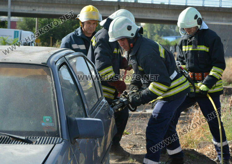 Пожарникари демонстрираха спасяване на пострадал при катастрофа, осигуриха им психолог