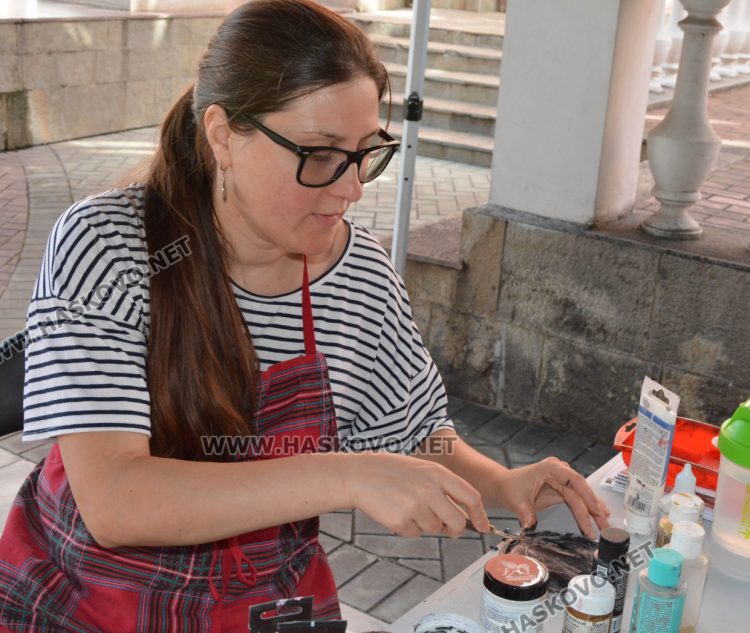 Утвърдени и млади художници заедно рисуват портрети на пленер в центъра на Хасково