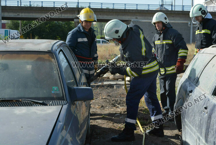 Пожарникари демонстрираха спасяване на пострадал при катастрофа, осигуриха им психолог