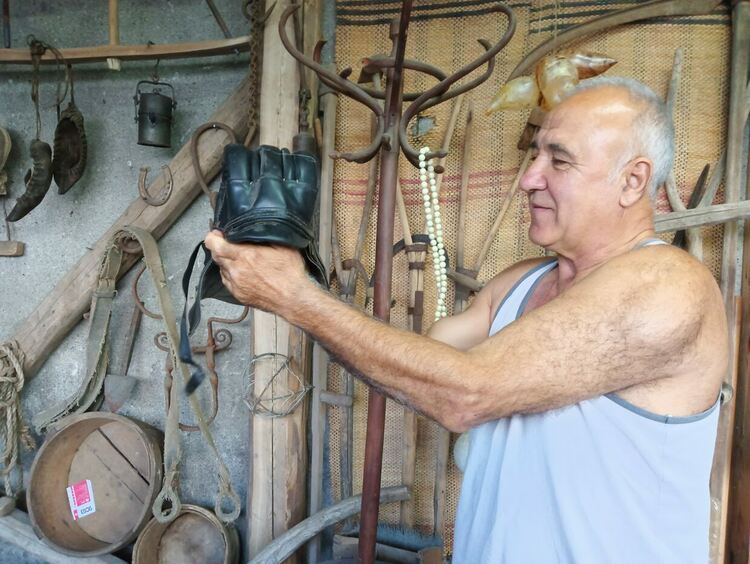 До ракиения казан Кольо Петров създава етнографска сбирка