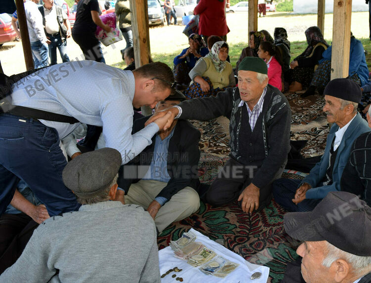 Мустафа Ахмед на мае