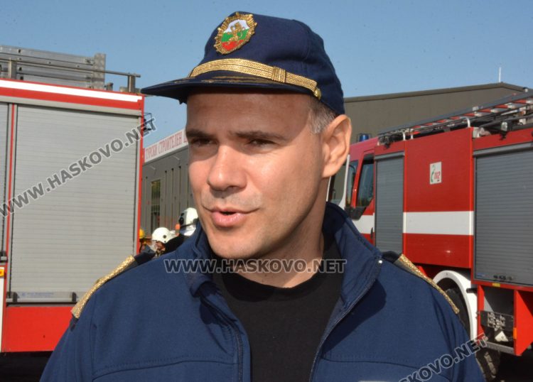 Пожарникари демонстрираха спасяване на пострадал при катастрофа, осигуриха им психолог