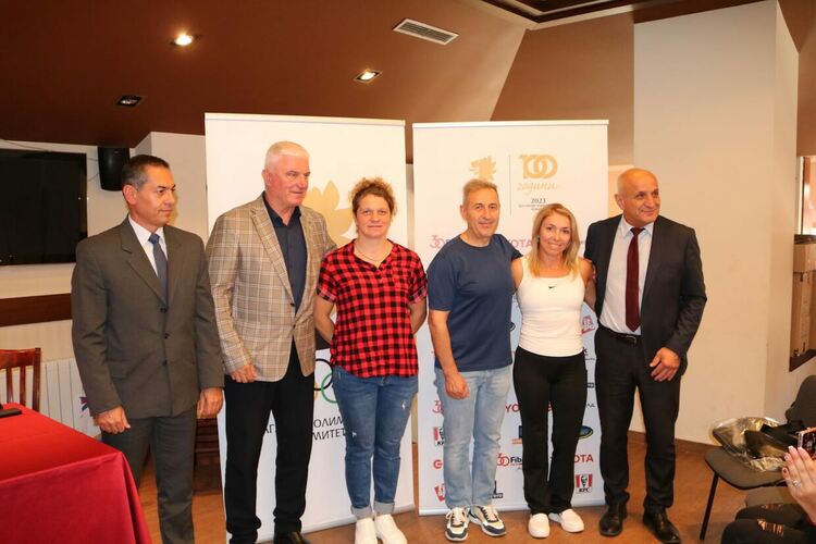 На снимката: Олимпийките Милка Манева и Павлина Филипова, заедно с генералният секретар на БОК Белчо Горанов, кметът на община Чепеларе Боран Хаджиев, проф. Лозан Минев и началникът на РУО Смолян Никола Запрянов