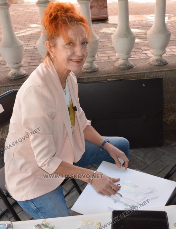 Утвърдени и млади художници заедно рисуват портрети на пленер в центъра на Хасково