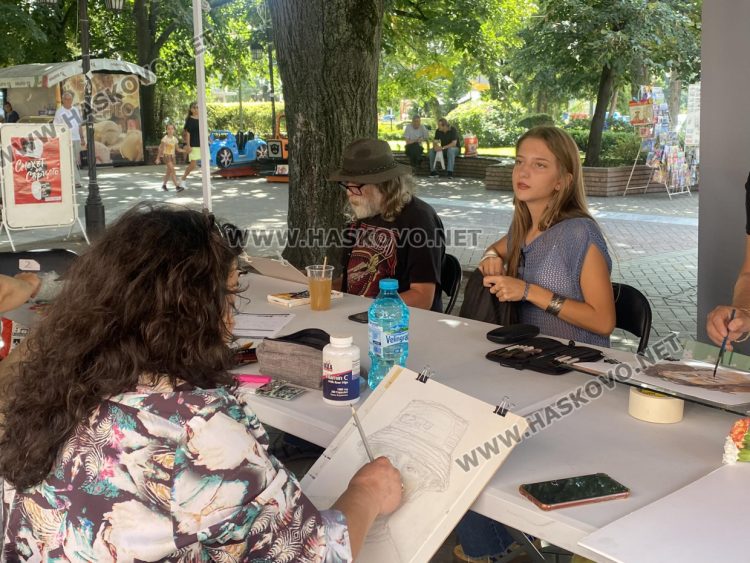 Утвърдени и млади художници заедно рисуват портрети на пленер в центъра на Хасково