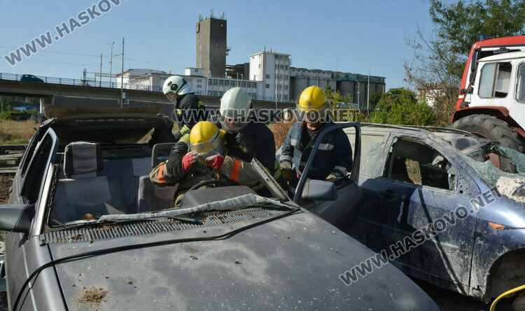 Пожарникари демонстрираха спасяване на пострадал при катастрофа, осигуриха им психолог