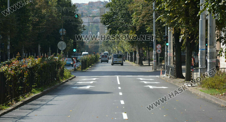 Отново затвориха „Раковски“ за полагане на маркировка, но в платното към центъра