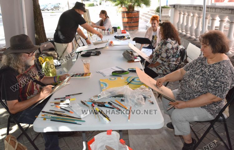Утвърдени и млади художници заедно рисуват портрети на пленер в центъра на Хасково