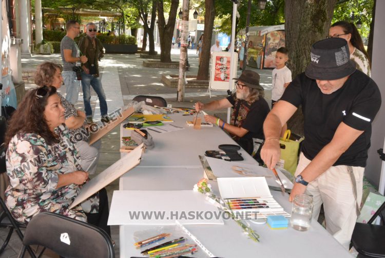 Утвърдени и млади художници заедно рисуват портрети на пленер в центъра на Хасково