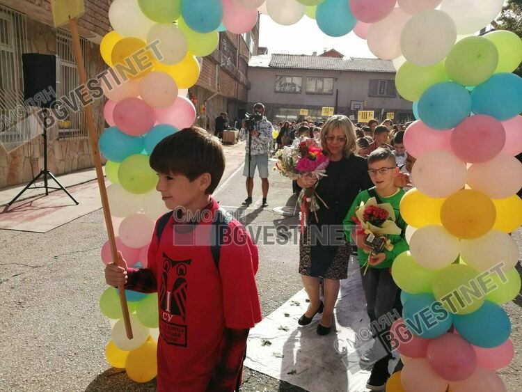 Учебната година започва с едно закрито училище, първокласниците ще са близо 700